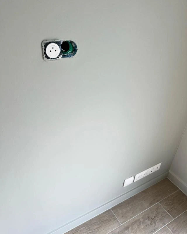 Rénovation complète avec remise aux normes du tableau électrique et remplacement d'appareillage | © EB'ELEC