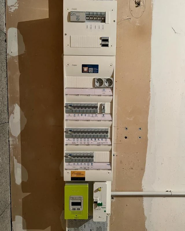 Rénovation complète avec remise aux normes du tableau électrique et remplacement d'appareillage | © EB'ELEC