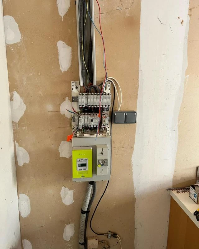 Rénovation complète avec remise aux normes du tableau électrique et remplacement d'appareillage | © EB'ELEC